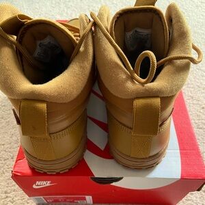 Nike Path WNTR Men’s size 8.5 or Women’s 10. Unisex design.